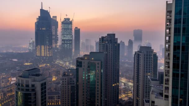 Mistige ochtend in het centrum van Dubai nacht naar dag timelapse. — Stockvideo