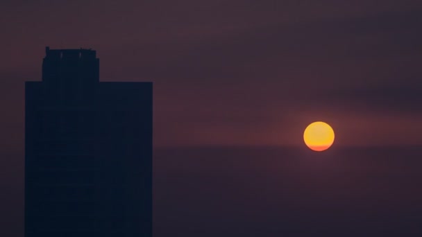 Mistige ochtend zonsopgang in het centrum van Dubai timelapse. — Stockvideo