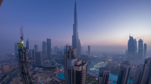 Mistige ochtend in het centrum van Dubai nacht naar dag timelapse. — Stockvideo