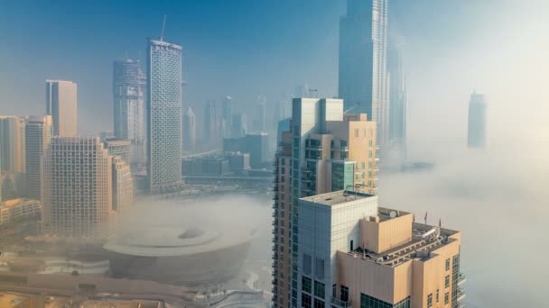 Mlhavé ráno v centru města Dubaj timelapse. — Stock video