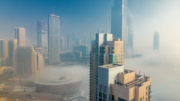 Foggy matin dans le centre de Dubaï timelapse . — Video