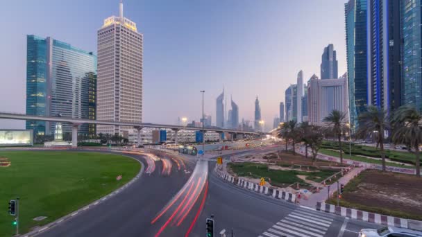 Κυκλοφορία στη διασταύρωση και γέφυρα στο Sheikh Zayed Road ημέρα σε νύχτα timelapse — Αρχείο Βίντεο