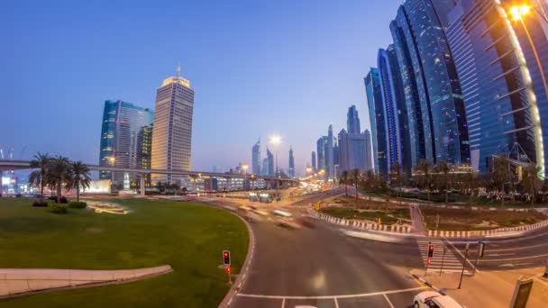 Trafiken på korsningen och bron vid Sheikh Zayed Road dagen till natt timelapse — Stockvideo