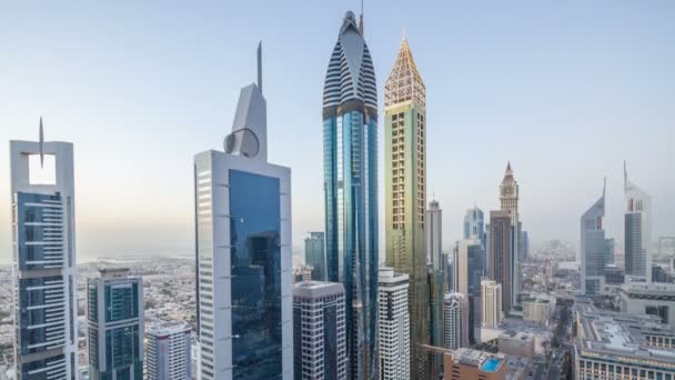 셰이크 자 이드 로드와 Difc 하루 밤 timelapse 두바이, 아랍 에미리트의 건물의 스카이 라인 보기. — 비디오