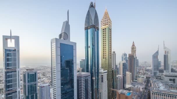 Zobacz panoramę budynków Difc i ulicy Sheikh Zayed Road dzień do nocy timelapse w Dubai, Zjednoczone Emiraty Arabskie. — Wideo stockowe