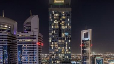 Sheikh Zayed Road ve DIFC gece timelapse Dubai, BAE binaların görünümünü manzarası.
