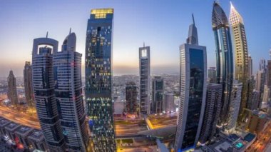 Sheikh Zayed Road ve DIFC gün gece timelapse Dubai, Birleşik Arap Emirlikleri için binaların görünümünü manzarası.