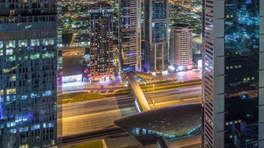Sheikh Zayed Road ve DIFC gece timelapse Dubai, BAE binaların görünümünü manzarası.