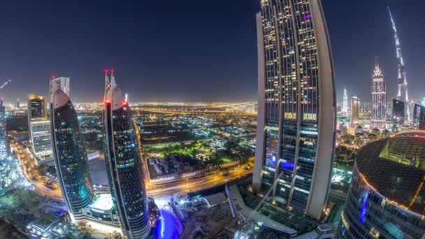 Stadssilhuetten av byggnaderna av Sheikh Zayed Road och Difc natt timelapse i Dubai, Förenade Arabemiraten. — Stockvideo