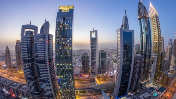 Skyline view van de gebouwen van Sheikh Zayed Road en Difc dag naar nacht timelapse in Dubai, Verenigde Arabische Emiraten. — Stockvideo