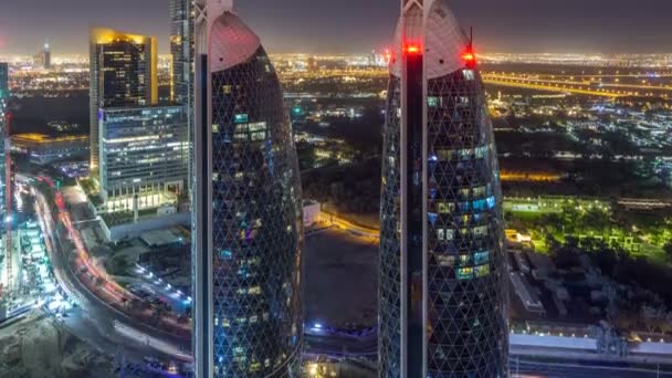 Pohled na panorama budov Sheikh Zayed Road a Difc noční timelapse v Dubaji, Spojené arabské emiráty. — Stock video