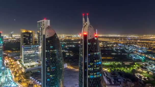 Skyline view van de gebouwen van Sheikh Zayed Road en Difc nacht timelapse in Dubai, Verenigde Arabische Emiraten. — Stockvideo