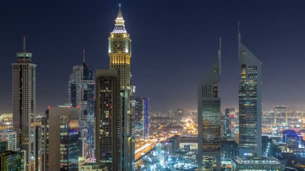 Vista panorâmica dos edifícios de Sheikh Zayed Road e DIFC noite timelapse em Dubai, Emirados Árabes Unidos . — Vídeo de Stock