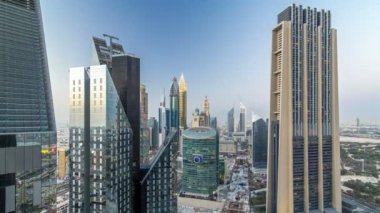 Sheikh Zayed Road ve DIFC gün gece timelapse Dubai, Birleşik Arap Emirlikleri için binaların görünümünü manzarası.