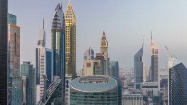 Sheikh Zayed Road ve DIFC gün gece timelapse Dubai, Birleşik Arap Emirlikleri için binaların görünümünü manzarası.