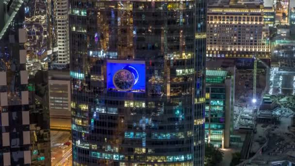 Vista panorámica de los edificios de Sheikh Zayed Road y el timelapse nocturno DIFC en Dubai, Emiratos Árabes Unidos . — Vídeo de stock