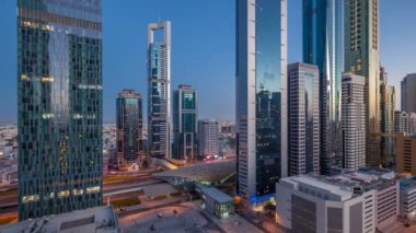 Sheikh Zayed Road ve DIFC gün gece timelapse Dubai, Birleşik Arap Emirlikleri için binaların görünümünü manzarası.