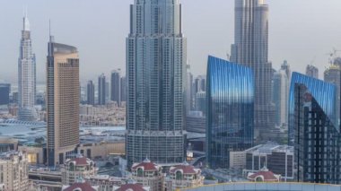 Dubai şehir manzarası gün gece timelapse en yüksek binası ve Sheikh Zayed karayolu trafik, Birleşik Arap Emirlikleri için