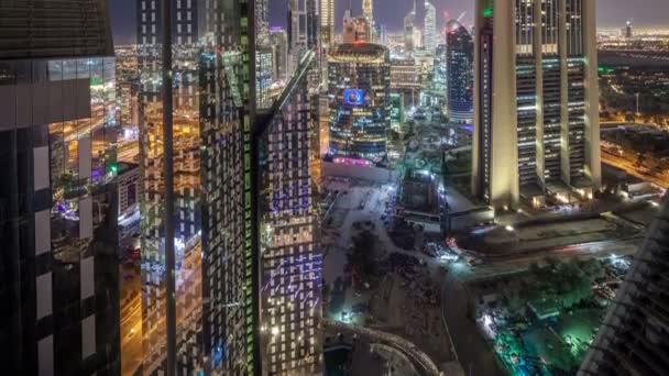 Sheikh Zayed Road ve DIFC gece timelapse Dubai, BAE binaların görünümünü manzarası. — Stok video