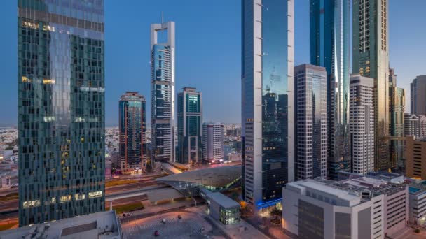Sheikh Zayed Road ve DIFC gün gece timelapse Dubai, Birleşik Arap Emirlikleri için binaların görünümünü manzarası. — Stok video