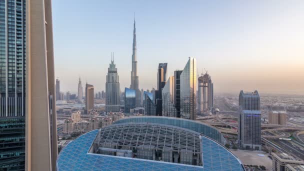 Dubai skyline centro dia a noite timelapse com edifício mais alto e Sheikh Zayed tráfego rodoviário, Emirados Árabes Unidos — Vídeo de Stock
