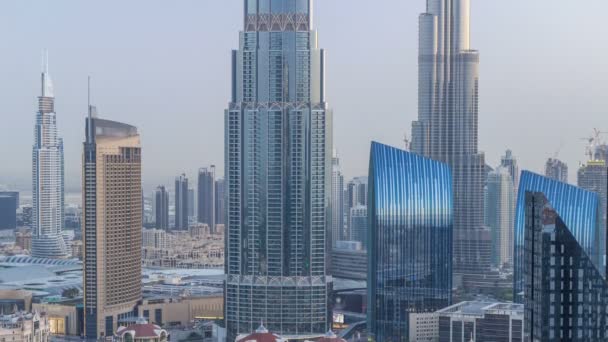 Dubai skyline centro día a noche timelapse con el edificio más alto y Sheikh Zayed tráfico por carretera, Emiratos Árabes Unidos — Vídeos de Stock