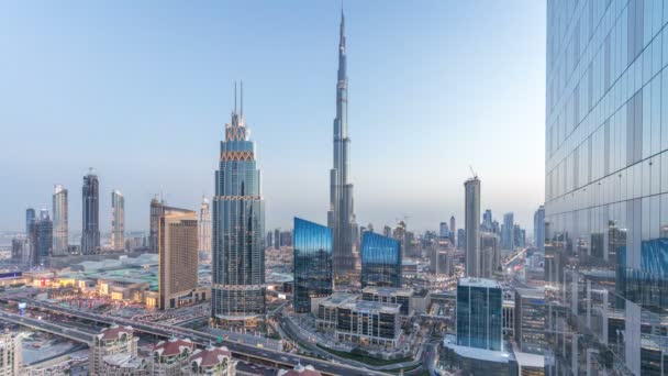 Dubai skyline centro día a noche timelapse con el edificio más alto y Sheikh Zayed tráfico por carretera, Emiratos Árabes Unidos — Vídeos de Stock