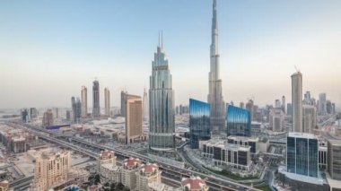 Dubai şehir manzarası gün gece timelapse en yüksek binası ve Sheikh Zayed karayolu trafik, Birleşik Arap Emirlikleri için