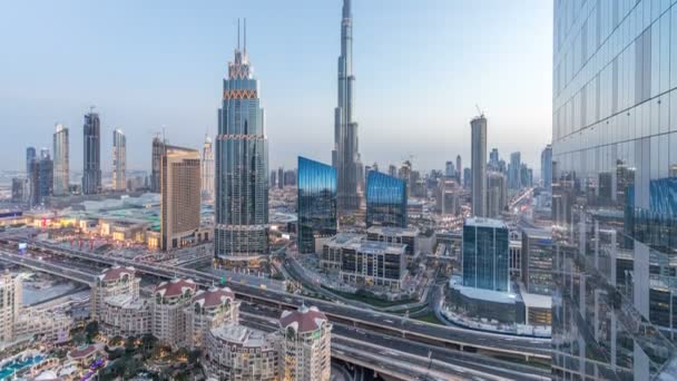 Dubai skyline dal centro giorno alla notte timelapse con edificio più alto e Sheikh Zayed traffico stradale, Emirati Arabi Uniti — Video Stock