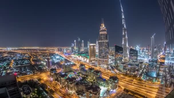 Dubai centrum skyline nacht timelapse met hoogste gebouw en weg verkeer, Uae — Stockvideo