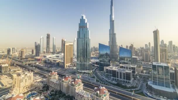 Dubai skyline centro al atardecer timelapse con el edificio más alto y Sheikh Zayed tráfico por carretera, Emiratos Árabes Unidos — Vídeo de stock