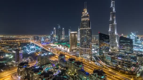 Dubai baixa skyline noite timelapse com edifício mais alto e tráfego rodoviário, Emirados Árabes Unidos — Vídeo de Stock