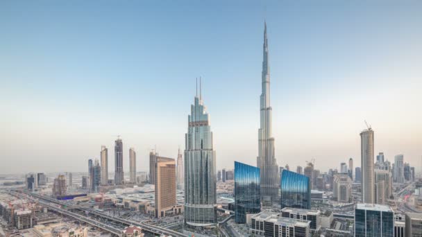Dubai skyline centro día a noche timelapse con el edificio más alto y Sheikh Zayed tráfico por carretera, Emiratos Árabes Unidos — Vídeos de Stock