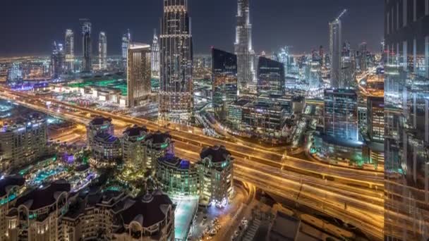 Dubai downtown skyline noc timelapse z najwyższym budynku i ruchu drogowego, Zjednoczone Emiraty Arabskie — Wideo stockowe