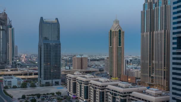Dubai skyline centro noche al día timelapse y Sheikh Zayed tráfico por carretera, Emiratos Árabes Unidos — Vídeo de stock