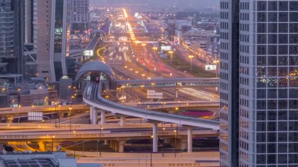 Dubai skyline centro noche al día timelapse y Sheikh Zayed tráfico por carretera, Emiratos Árabes Unidos — Vídeo de stock