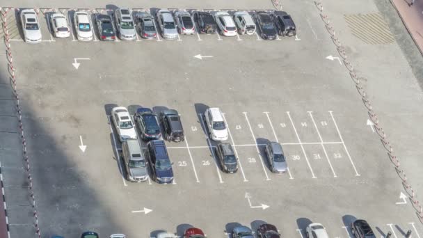 Top view of parking lot timelapse from rooftop of skyscraper — Stock Video