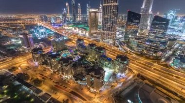 Dubai şehir manzarası gece timelapse alışveriş merkezi ve yol trafik, Birleşik Arap Emirlikleri