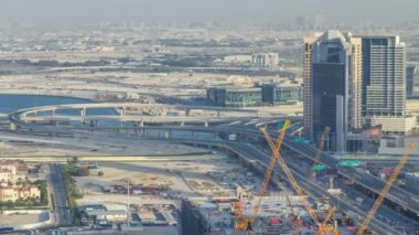 Dubai downtown akşam timelapse meşgul bir kavşak trafik. Üstten üstten görünüm