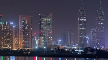 Dubai Internet City gece timelapse ışıklı gökdelenler. Birleşik Arap Emirlikleri, Orta Doğu