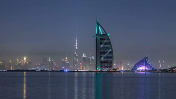 Skyline de Dubaï la nuit avec Burj Al Arab de la Palm Jumeirah timelapse . — Video