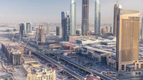 Dubai Innenstadt Skyline bei Sonnenuntergang Zeitraffer und Straßenverkehr in der Nähe Mall, uae — Stockvideo