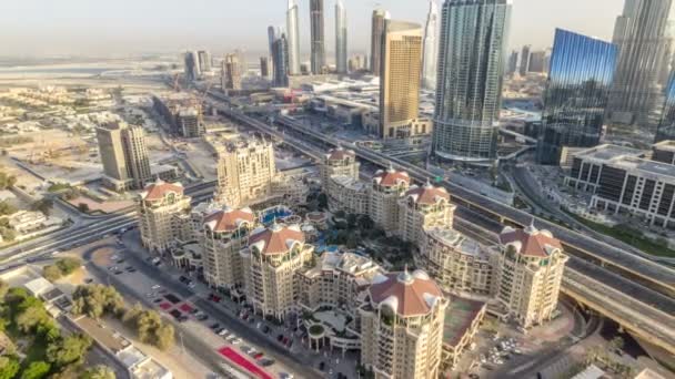 Dubai skyline centro al atardecer timelapse y el tráfico por carretera cerca del centro comercial, Emiratos Árabes Unidos — Vídeo de stock