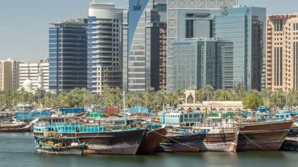 El comercio de barcos de madera en el timelapse puerto. Barcos mercantes en el canal Creek . — Vídeo de stock