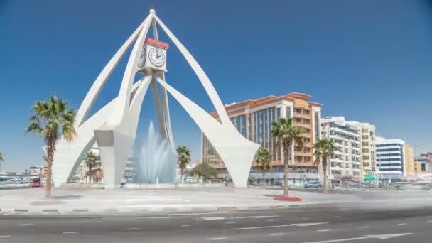 El reloj Torre Roundabout timelapse es un importante cruce y punto de referencia en Deira, Dubai . — Vídeo de stock