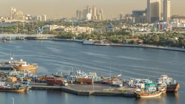 Dubaj creek krajina timelapse s čluny a lodě v přístavu a moderní budovy v pozadí při západu slunce — Stock video