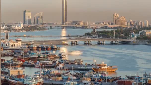 Ландшафт Дубай Крик Timelapse с лодки и корабль в порту и современные здания на заднем плане во время заката — стоковое видео