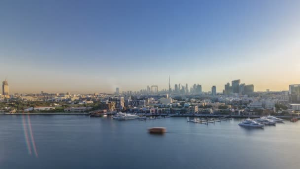 Dubaj creek krajina timelapse s lodí a lodí a moderní budovy v pozadí při západu slunce — Stock video