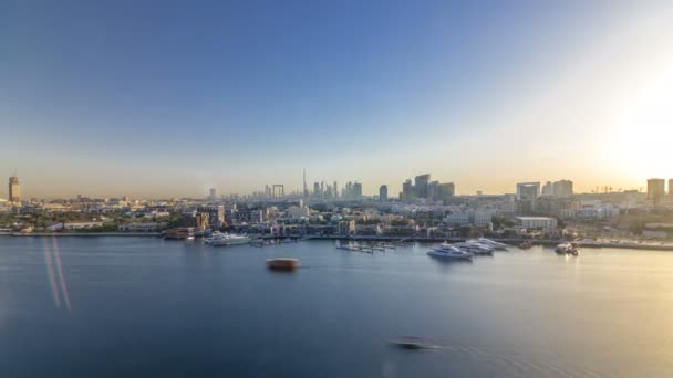 Dubaj creek krajina timelapse s lodí a lodí a moderní budovy v pozadí při západu slunce — Stock video