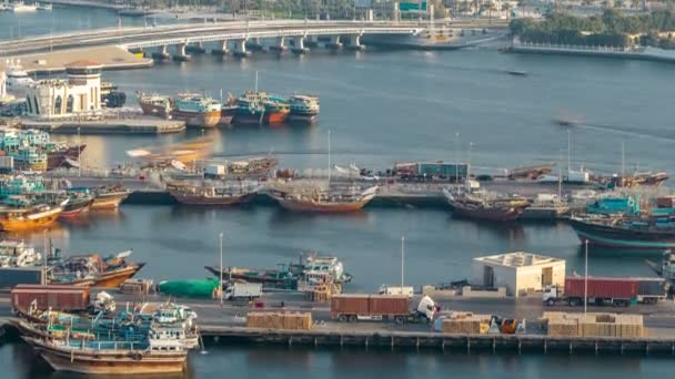 Dubai creek timelapse paisaje con barcos y barcos en el puerto y edificios modernos en el fondo durante la puesta del sol — Vídeos de Stock